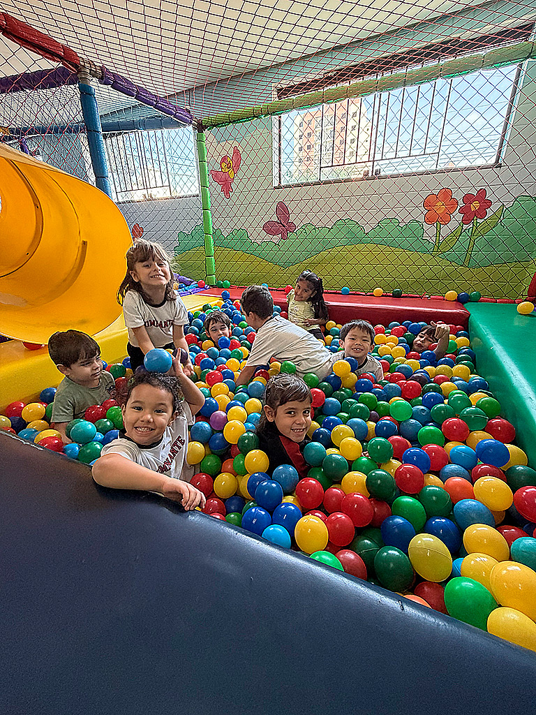 22/4/2026 – Brincadeiras na Piscina de Bolinhas